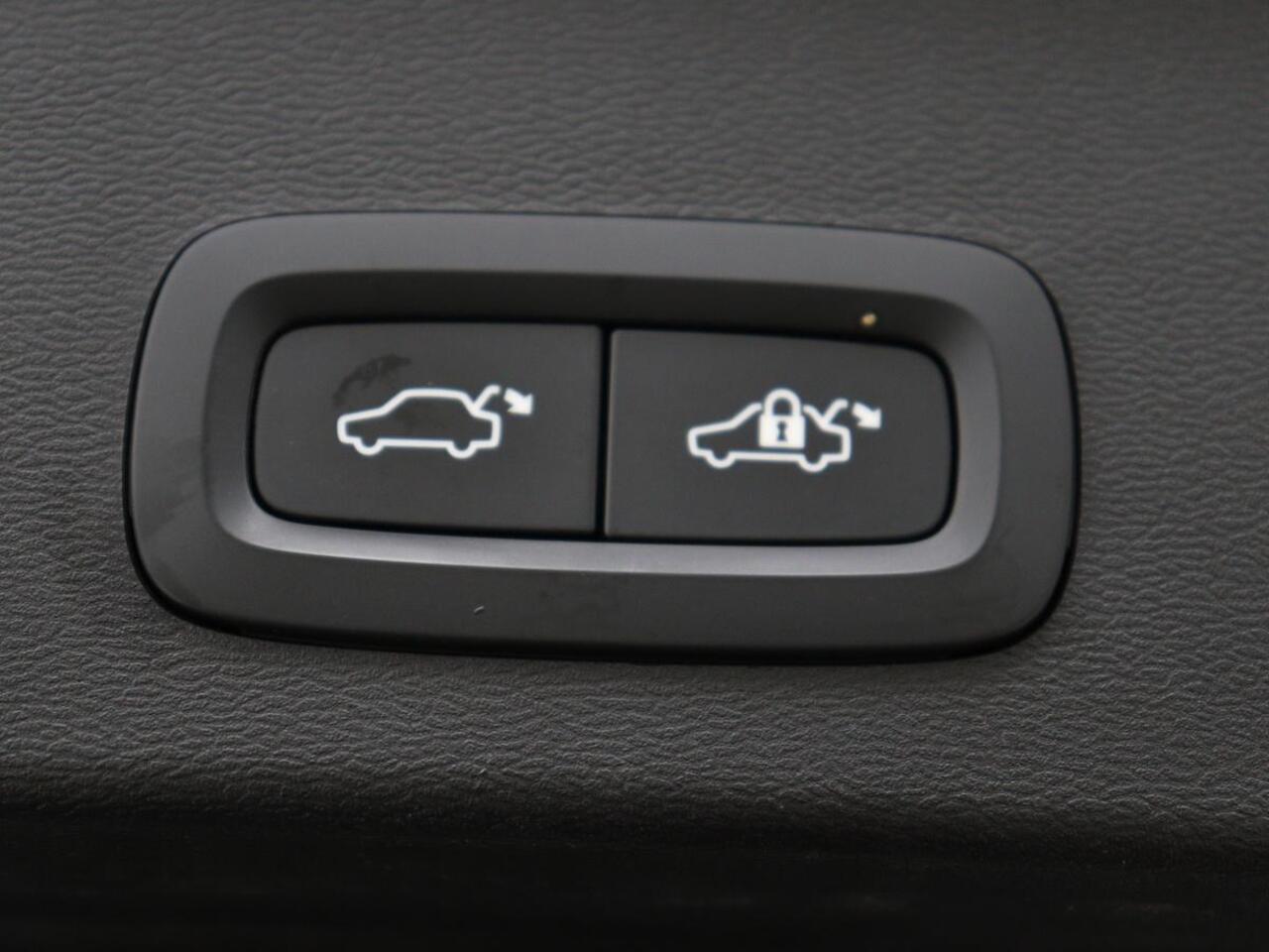 Volvo XC40 1.5 T4 Plug-in hybrid R Design | Leder/Alcantara | Carplay | Navigatie | Parkeerverwarming | Keyless | Cruise control | Parkeerhulp | Climate control | Full LED | PHEV