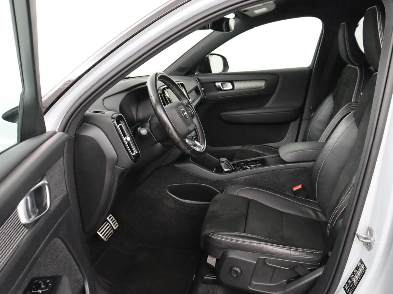 Volvo XC40 1.5 T4 Plug-in hybrid R Design | Leder/Alcantara | Carplay | Navigatie | Parkeerverwarming | Keyless | Cruise control | Parkeerhulp | Climate control | Full LED | PHEV