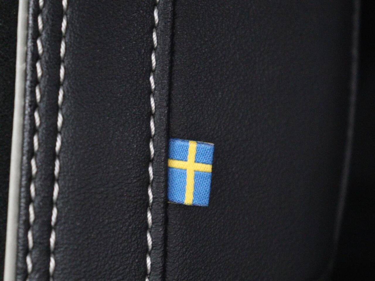 Volvo XC40 1.5 T4 Plug-in hybrid R Design | Leder/Alcantara | Carplay | Navigatie | Parkeerverwarming | Keyless | Cruise control | Parkeerhulp | Climate control | Full LED | PHEV