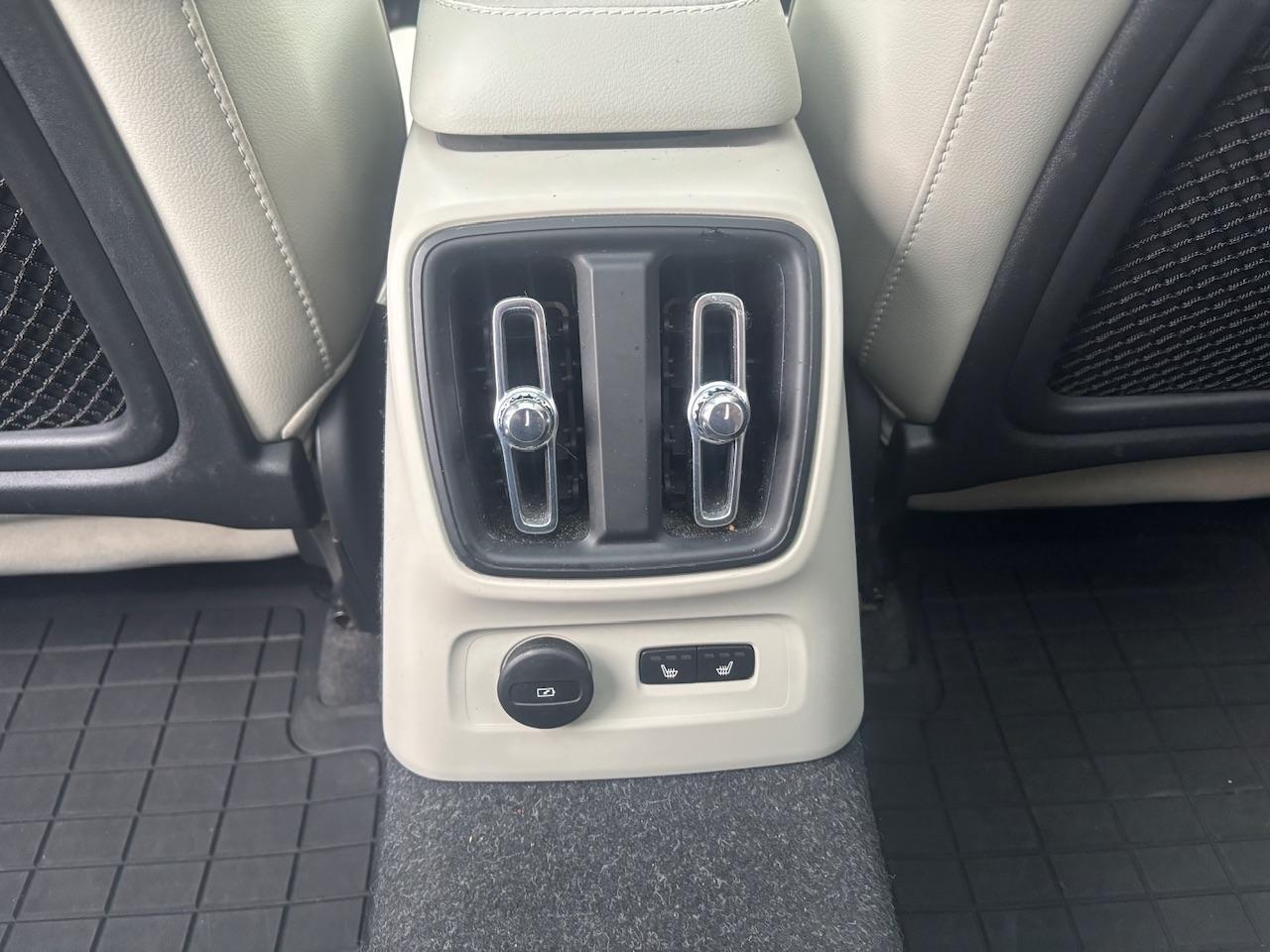 Volvo XC40 T4 Recharge Inscription Expression | Trekhaak | Climate Pack | Panoramadak |