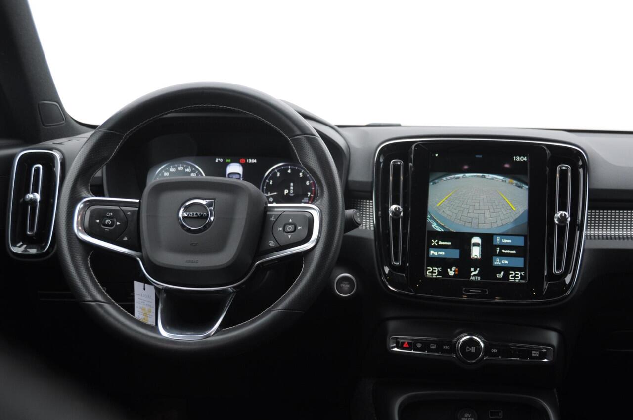 Volvo XC40 T3 163PK Automaat R-Design Adaptieve cruise control / Leder met alcantara bekleding / Parkeersensoren met camera / Trekhaak / stoel - en stuurverwarming / Apple carplay
