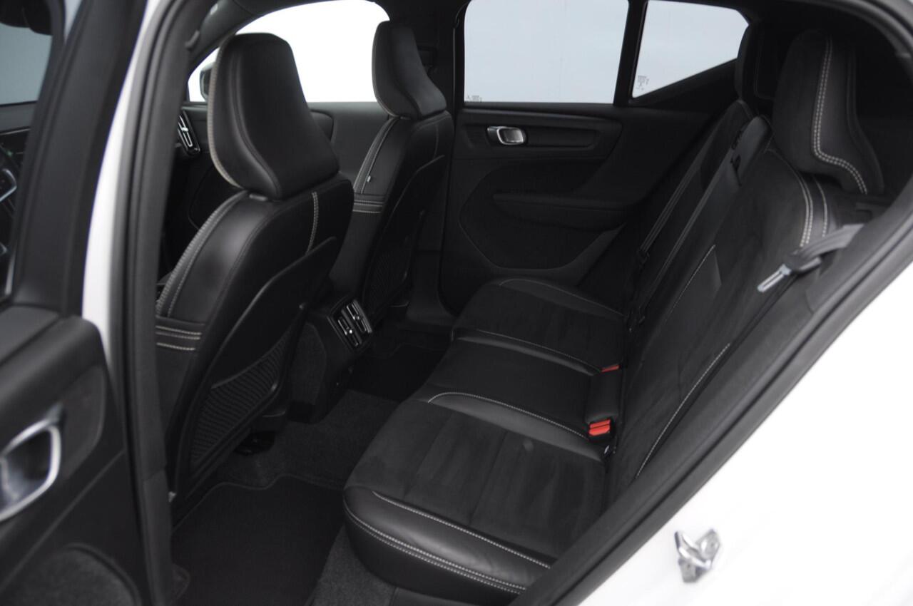 Volvo XC40 T3 163PK Automaat R-Design Adaptieve cruise control / Leder met alcantara bekleding / Parkeersensoren met camera / Trekhaak / stoel - en stuurverwarming / Apple carplay