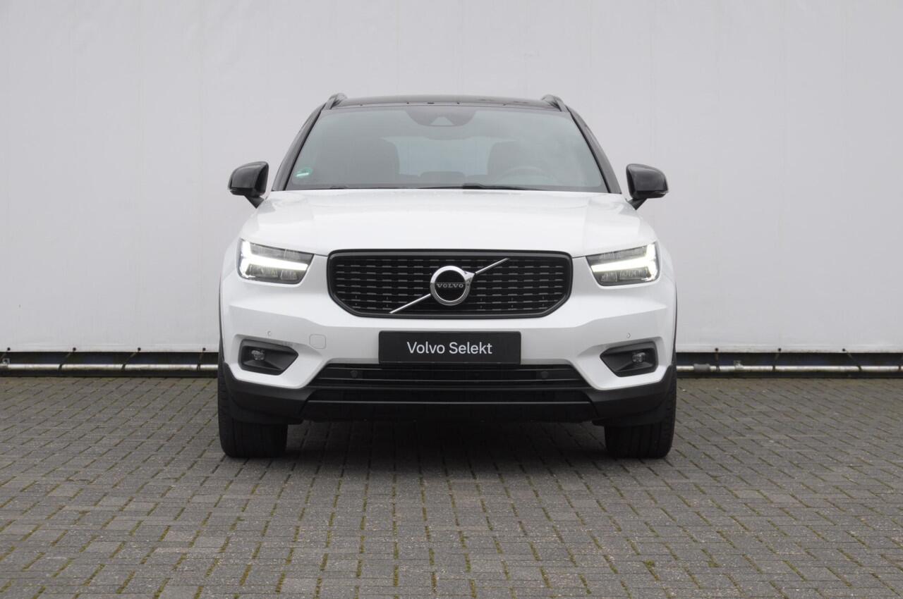 Volvo XC40 T3 163PK Automaat R-Design Adaptieve cruise control / Leder met alcantara bekleding / Parkeersensoren met camera / Trekhaak / stoel - en stuurverwarming / Apple carplay