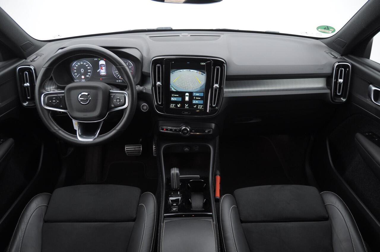 Volvo XC40 T3 163PK Automaat R-Design Adaptieve cruise control / Leder met alcantara bekleding / Parkeersensoren met camera / Trekhaak / stoel - en stuurverwarming / Apple carplay