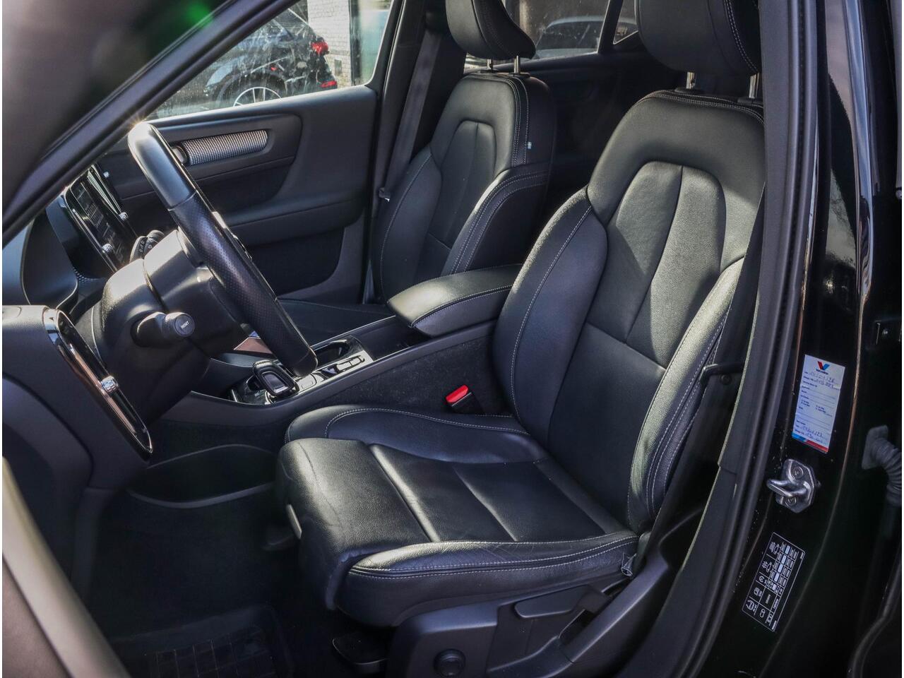 Volvo XC40 1.5 T4 Recharge R-Design 211pk | Volleder zwart | Stoel-Stuurwielverwarming