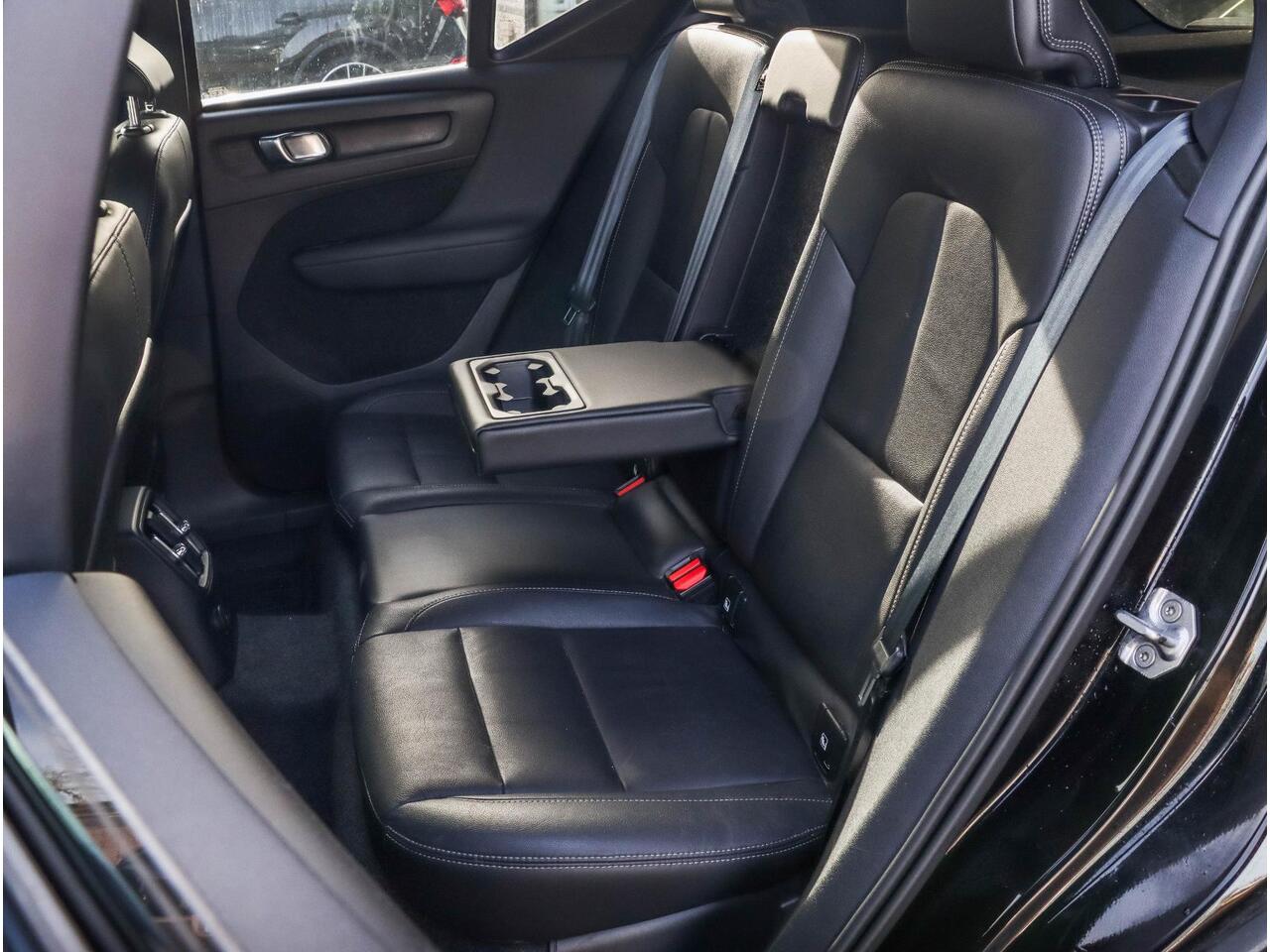Volvo XC40 1.5 T4 Recharge R-Design 211pk | Volleder zwart | Stoel-Stuurwielverwarming