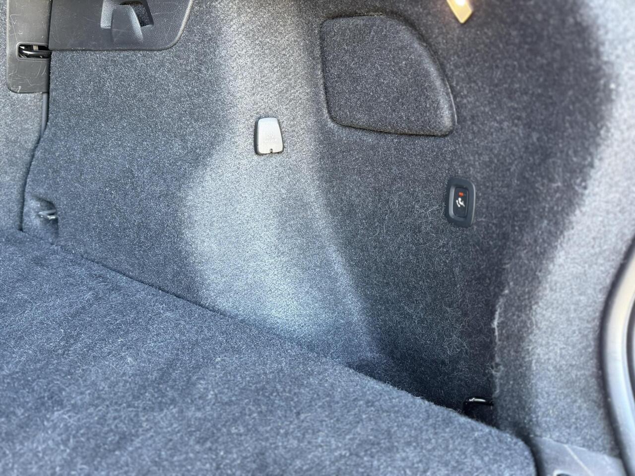 Volvo XC40 1.5 T4 Recharge R-Design Expression | Trekhaak | 360º Camera | Verwarmde Voorstoelen en Achterbank | Stuurverwarming | Navigatie | Keyless Entry | BLIS |