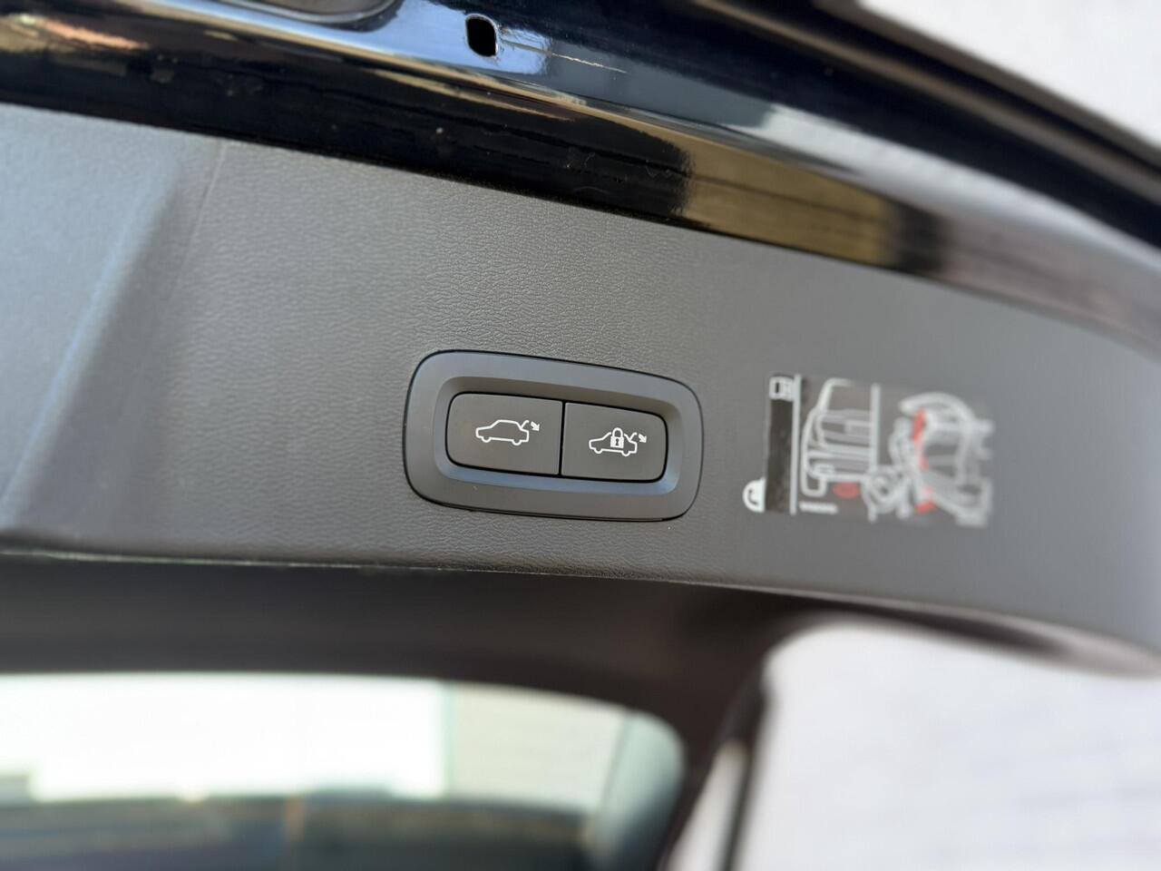 Volvo XC40 1.5 T4 Recharge R-Design Expression | Trekhaak | 360º Camera | Verwarmde Voorstoelen en Achterbank | Stuurverwarming | Navigatie | Keyless Entry | BLIS |