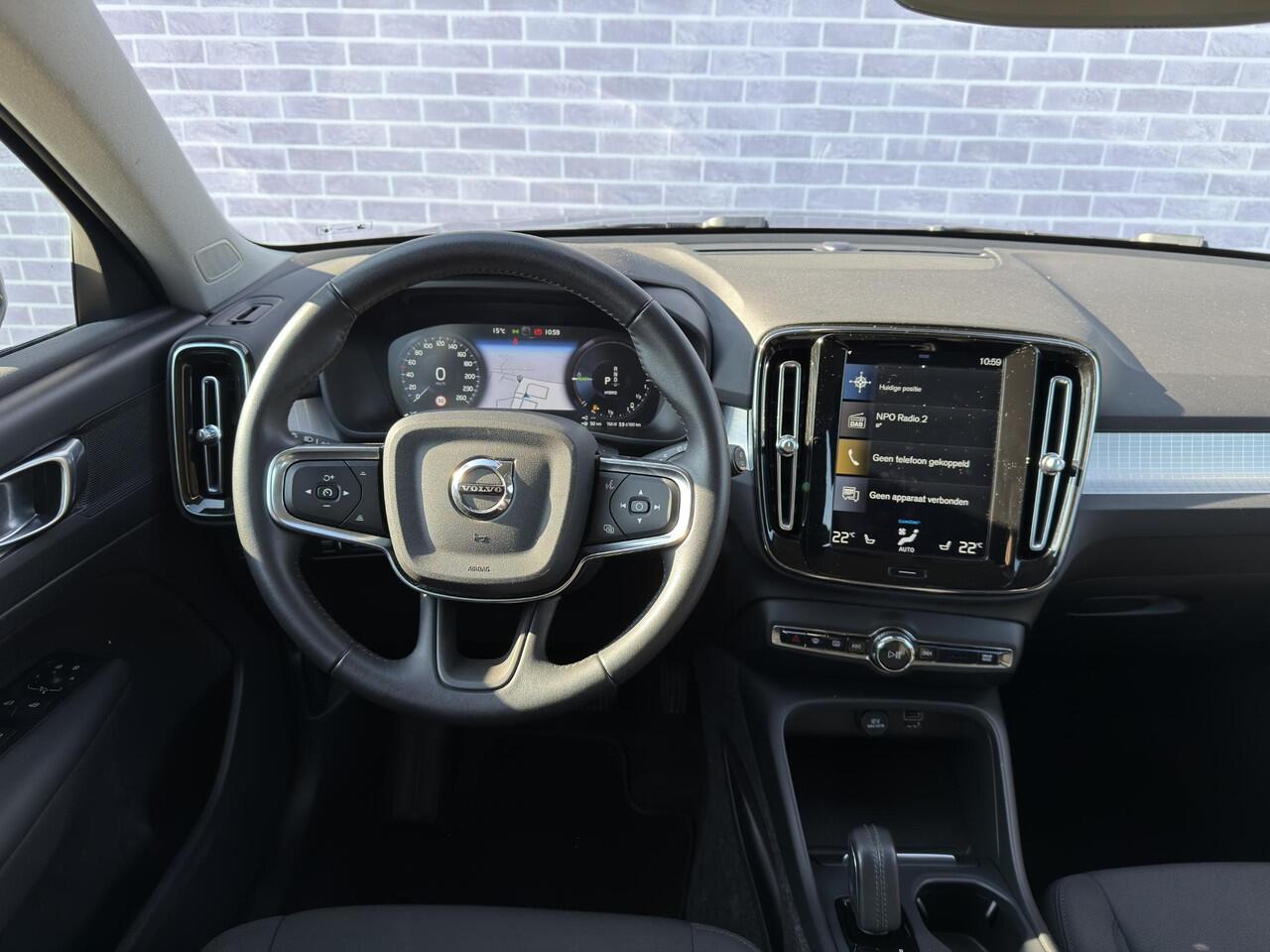 Volvo XC40 1.5 T4 Recharge R-Design Expression | Trekhaak | 360º Camera | Verwarmde Voorstoelen en Achterbank | Stuurverwarming | Navigatie | Keyless Entry | BLIS |