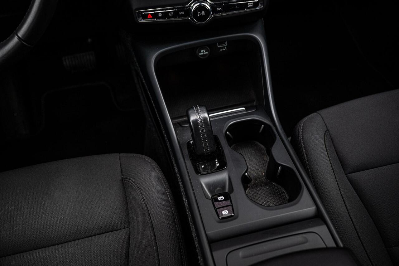 Volvo XC40 1.5 T2 Business Pro | Adaptieve Cruise Control | Navigatie | Apple Carplay | Android Auto | Stoelverwarming | LED Koplampen Adaptief | Verwarmde Voorruit | Elektrische Achterklep | BLIS