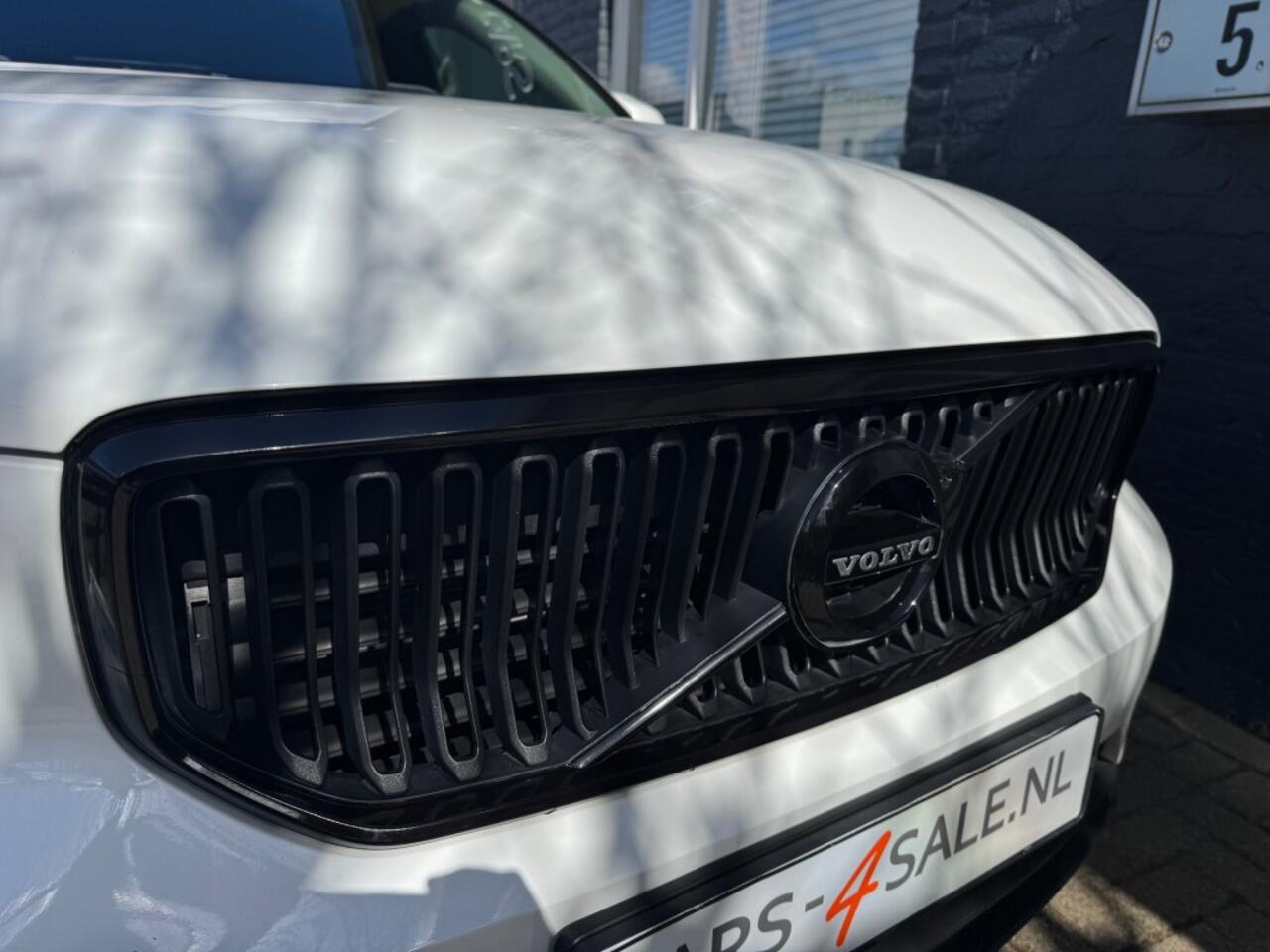 Volvo XC40 T2 Automaat Momentum + Camera + LED + D- glas + Navi - 2021