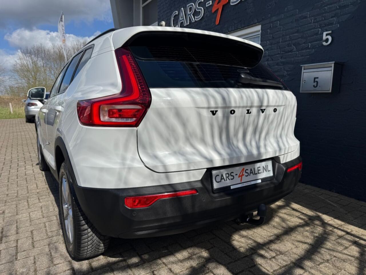 Volvo XC40 T2 Automaat Momentum + Camera + LED + D- glas + Navi - 2021