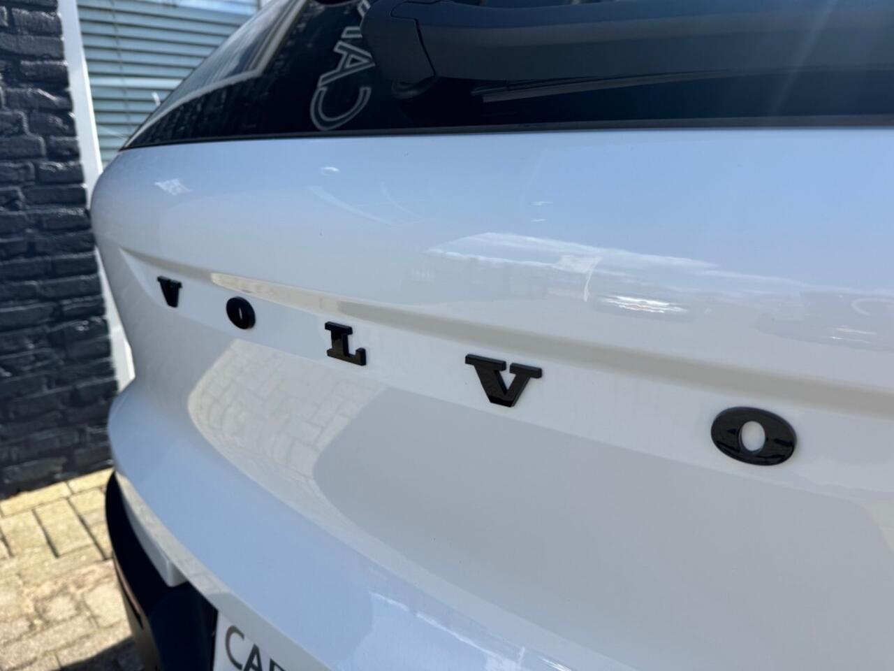 Volvo XC40 T2 Automaat Momentum + Camera + LED + D- glas + Navi - 2021