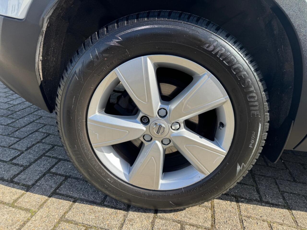 Volvo XC40 T2 Automaat Momentum + Camera + LED + D- glas + Navi - 2021