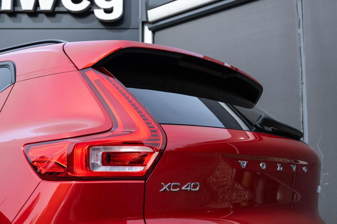 Volvo XC40 T4 Automaat Recharge R-Design | Trekhaak | Panoramdak| Electrisch bedienbare voorstoelen | Elektrische achterklep | Dodehoekdetectie | Adaptive cruise control| HarmanKardon Audio installatie | Verwarmbare voorstoelen | verwarmbaar stuurwiel | Keyless entr