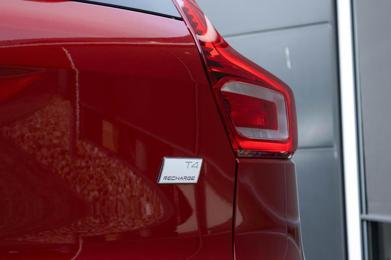 Volvo XC40 T4 Automaat Recharge R-Design | Trekhaak | Panoramdak| Electrisch bedienbare voorstoelen | Elektrische achterklep | Dodehoekdetectie | Adaptive cruise control| HarmanKardon Audio installatie | Verwarmbare voorstoelen | verwarmbaar stuurwiel | Keyless entr