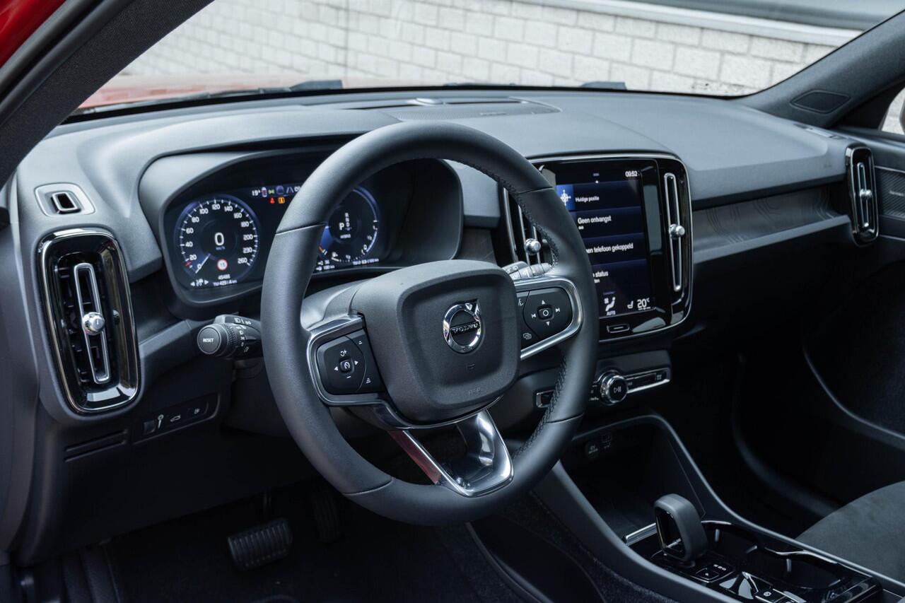 Volvo XC40 T4 Automaat Recharge R-Design | Trekhaak | Panoramdak| Electrisch bedienbare voorstoelen | Elektrische achterklep | Dodehoekdetectie | Adaptive cruise control| HarmanKardon Audio installatie | Verwarmbare voorstoelen | verwarmbaar stuurwiel | Keyless entr