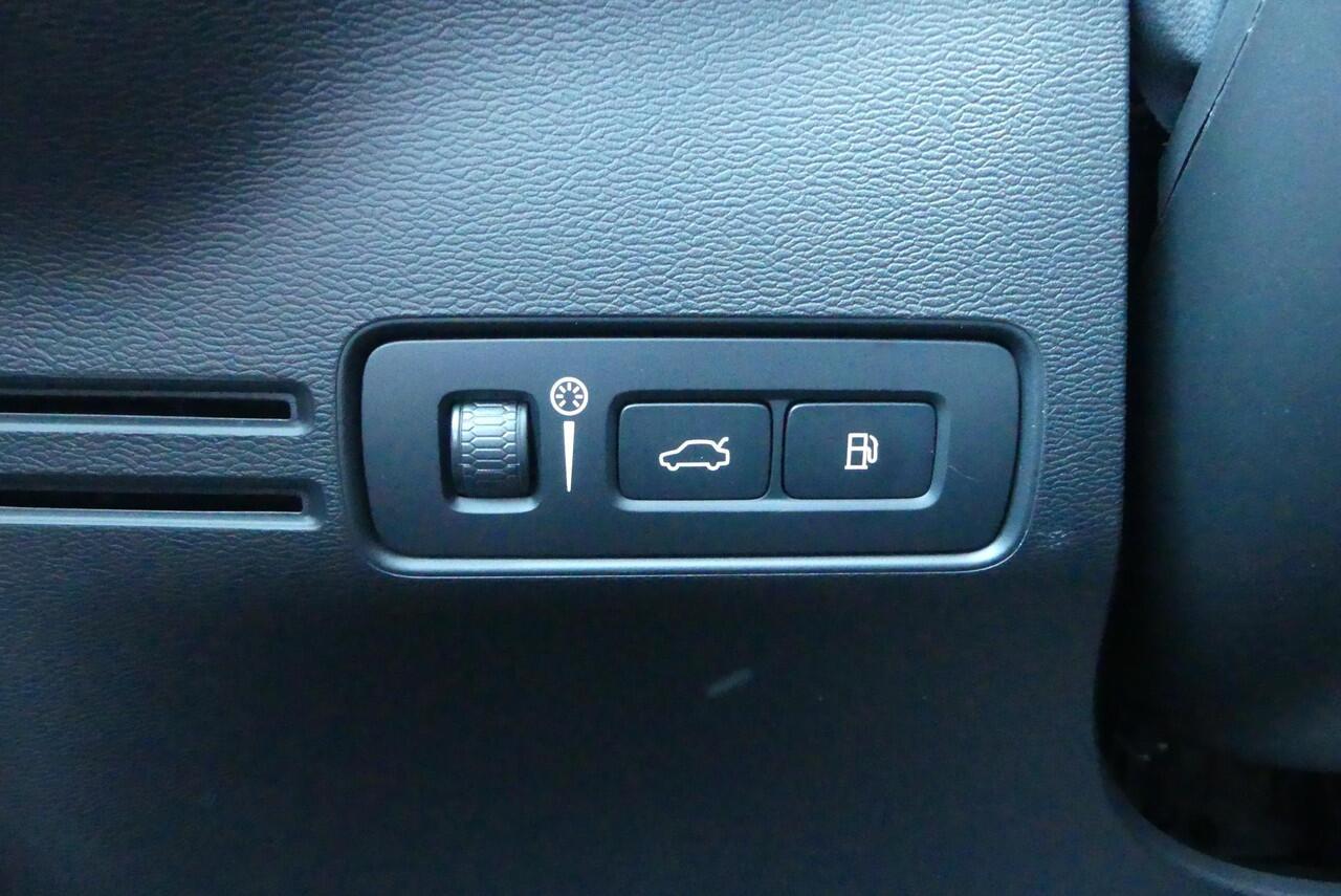 Volvo XC40 1.5 T4 Recharge R-Design FACELIFT! ADAPTIEVE CRUISE, MEMORY SEAT, HARMAN/KARDON, STOELVERWARMING, CLIMA, NAVI, ELEK. ACHTERKLEP, 9.673KM