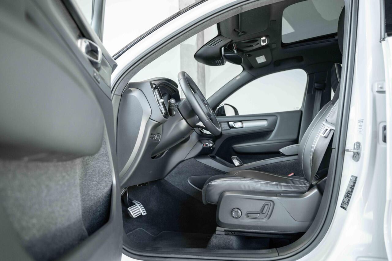 Volvo XC40 T5 Recharge R-Design | Panoramadak | 360° Parkeercamera | Parkeersensoren voor + achter | Harman kardon premium audio | Stoelverwarming | Electrische bedienbare voorstoel | LED koplampen | Navigatie |