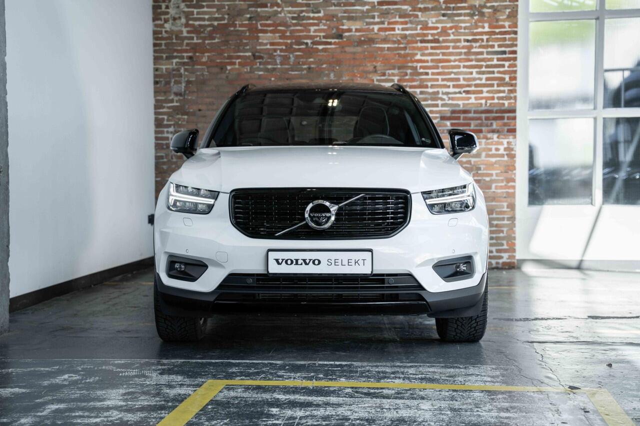 Volvo XC40 T5 Recharge R-Design | Panoramadak | 360° Parkeercamera | Parkeersensoren voor + achter | Harman kardon premium audio | Stoelverwarming | Electrische bedienbare voorstoel | LED koplampen | Navigatie |