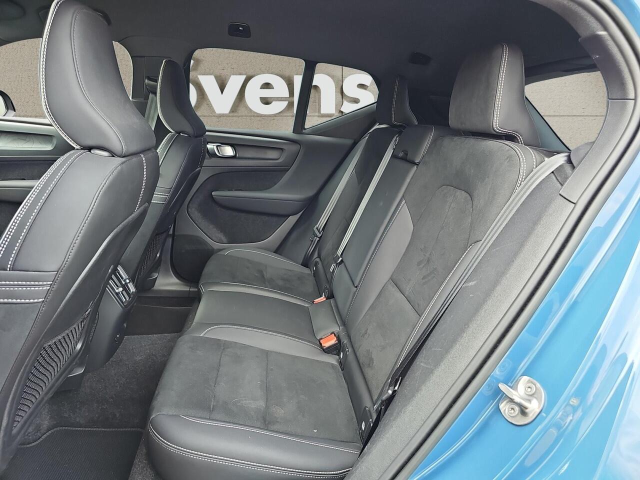 Volvo XC40 Recharge Core 70 kWh | Trekhaak | Stoelverwarming | Apple Carplay | 20 inch velgen |