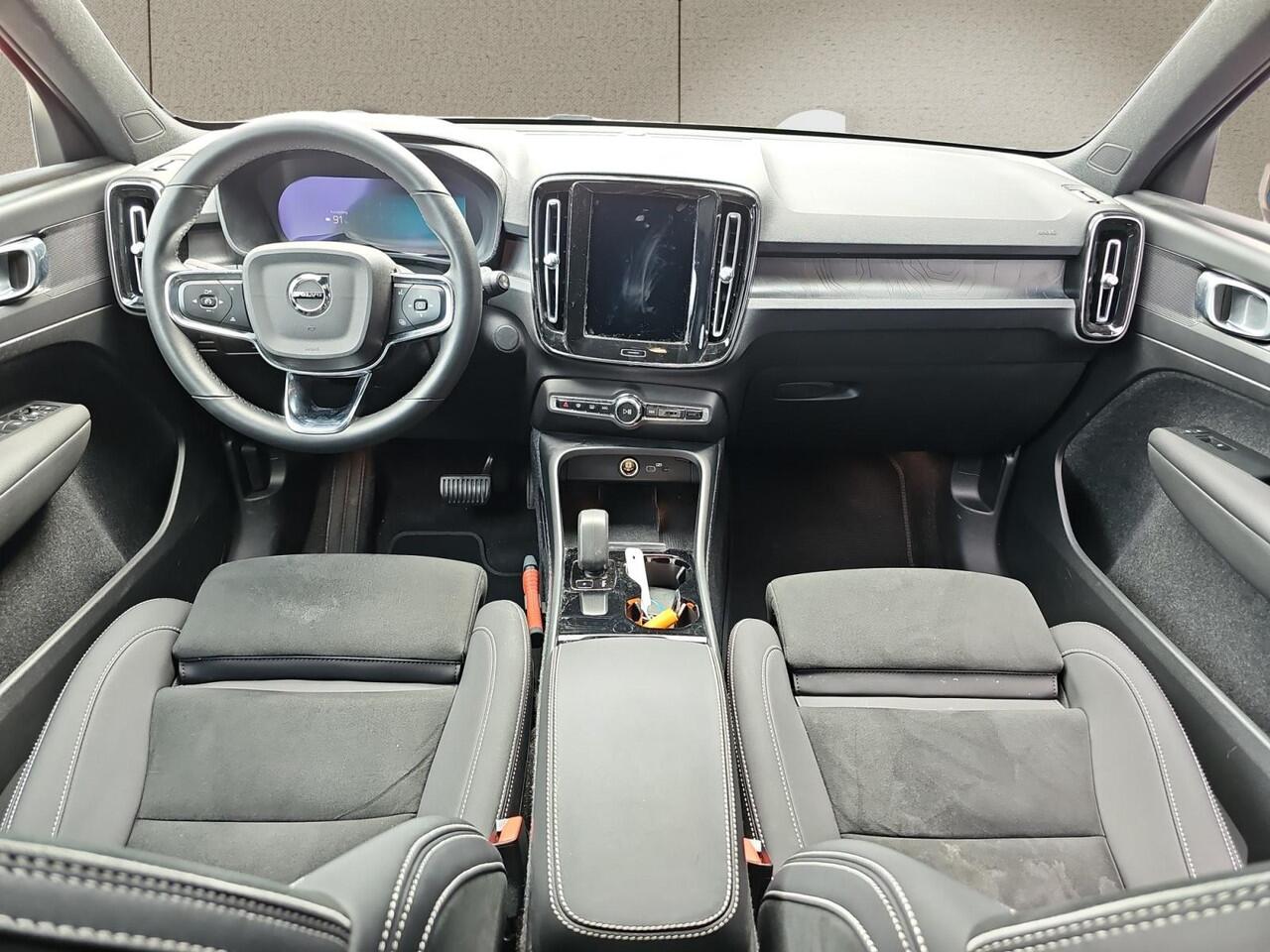 Volvo XC40 Recharge Core 70 kWh | Trekhaak | Stoelverwarming | Apple Carplay | 20 inch velgen |