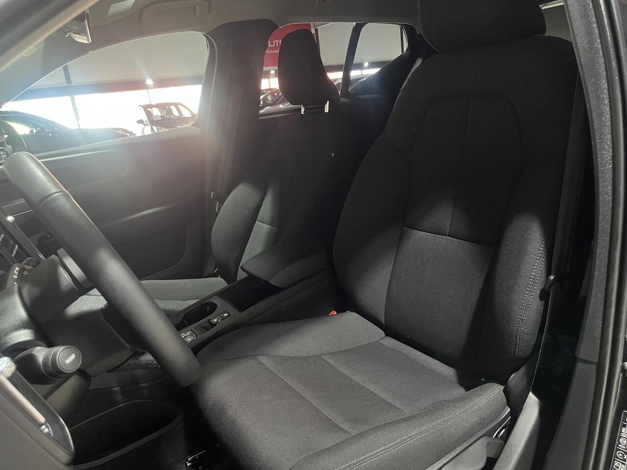 Volvo XC40 1.5 T2 Momentum | LED Koplampen | Parkeersensoren voor en achter | Camera | Navigatie | Dealer onderhouden |