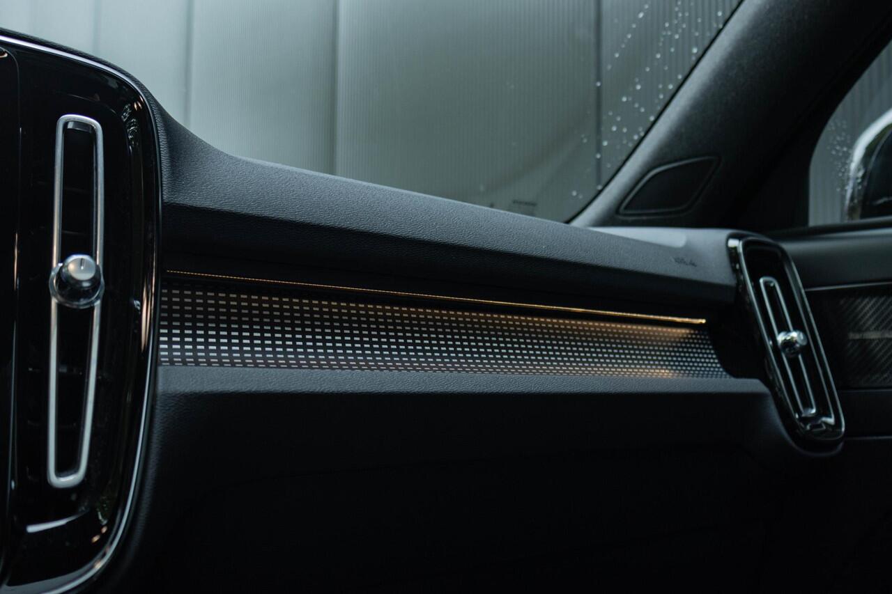 Volvo XC40 Recharge Pro | Trekhaak | 360 graden Camera | Panoramisch schuif-/kanteldak | All Season banden | Dodehoekbewaking | Apple Car Play | Elektrische achterklep | Elektrisch verstelbare bestuurdersstoel met memory |