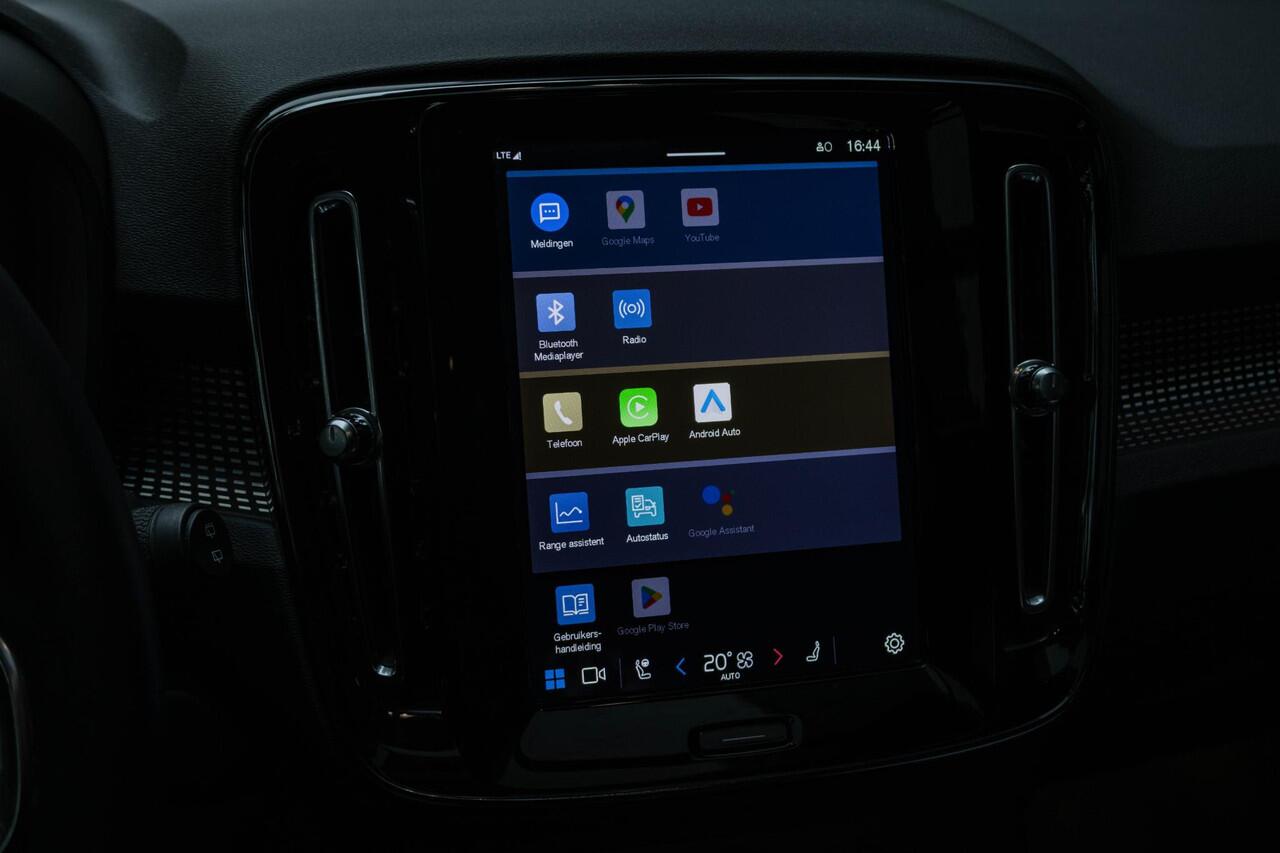 Volvo XC40 Recharge Pro | Trekhaak | 360 graden Camera | Panoramisch schuif-/kanteldak | All Season banden | Dodehoekbewaking | Apple Car Play | Elektrische achterklep | Elektrisch verstelbare bestuurdersstoel met memory |