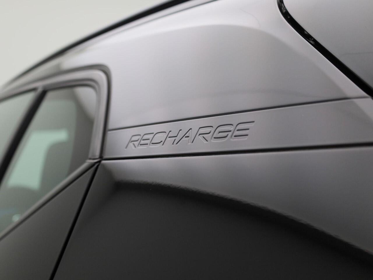 Volvo XC40 Recharge Core 232PK | Allseason-banden | Grootlicht-assistent | Achteruitrijcamera + parkeersensoren | Climate control | Apple CarPlay & Android Auto