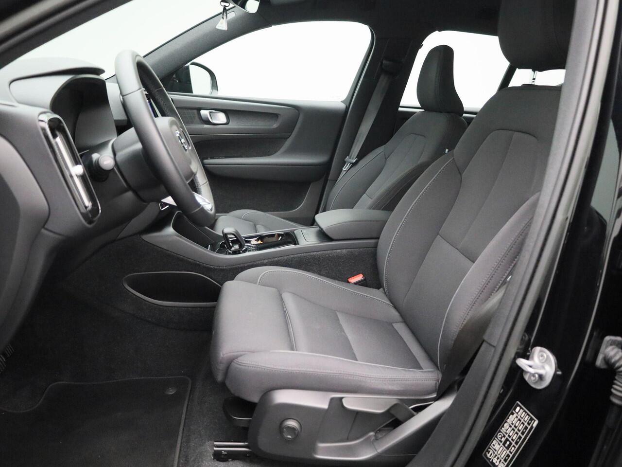 Volvo XC40 Recharge Core 232PK | Allseason-banden | Grootlicht-assistent | Achteruitrijcamera + parkeersensoren | Climate control | Apple CarPlay & Android Auto