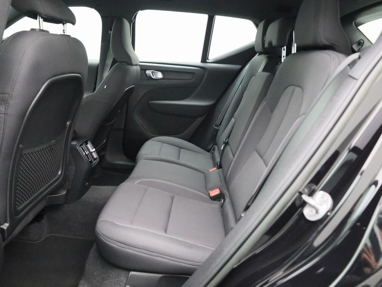 Volvo XC40 Recharge Core 232PK | Allseason-banden | Grootlicht-assistent | Achteruitrijcamera + parkeersensoren | Climate control | Apple CarPlay & Android Auto