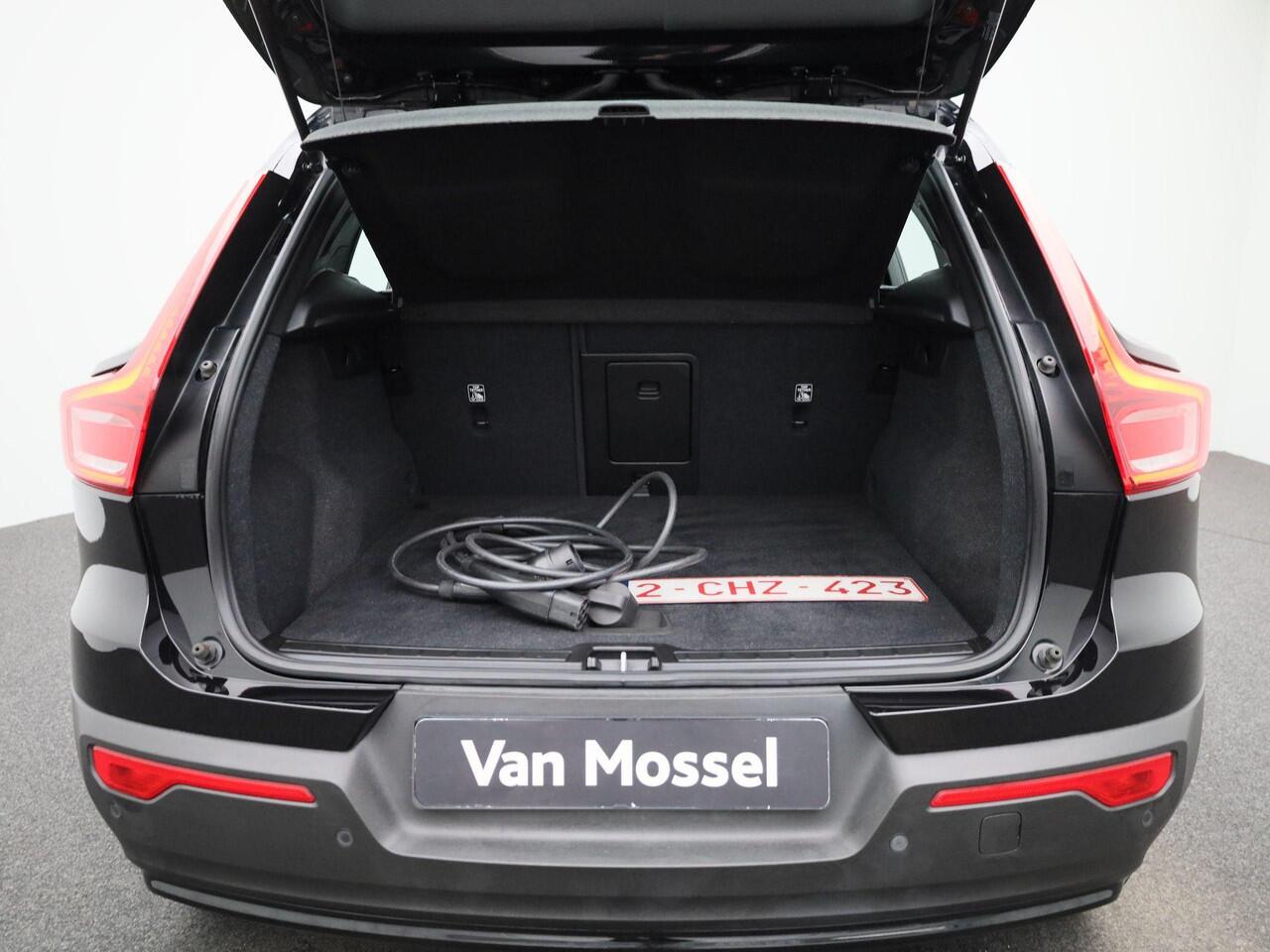 Volvo XC40 Recharge Core 232PK | Navigatie | Allseason-banden | Grootlicht-assistent | Achteruitrijcamera + parkeersensoren | Climate control | Apple CarPlay & Android Auto