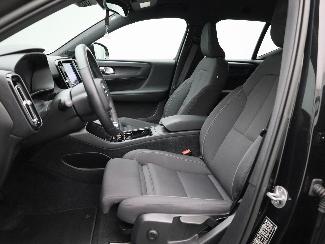 Volvo XC40 Recharge Core 232PK | Navigatie | Allseason-banden | Grootlicht-assistent | Achteruitrijcamera + parkeersensoren | Climate control | Apple CarPlay & Android Auto