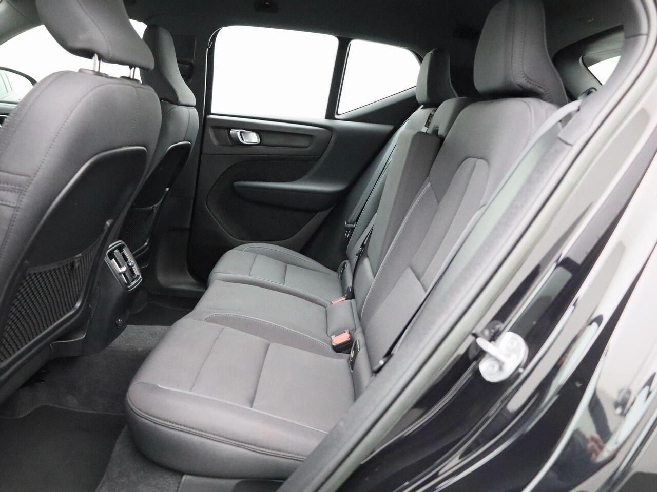 Volvo XC40 Recharge Core 232PK | Navigatie | Allseason-banden | Grootlicht-assistent | Achteruitrijcamera + parkeersensoren | Climate control | Apple CarPlay & Android Auto