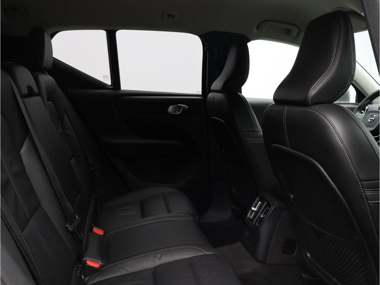 Volvo XC40 T4 Recharge Inscription / Trekhaak / Adapt. cruise / Stoel+stuurwielverwarming / Privacy glass