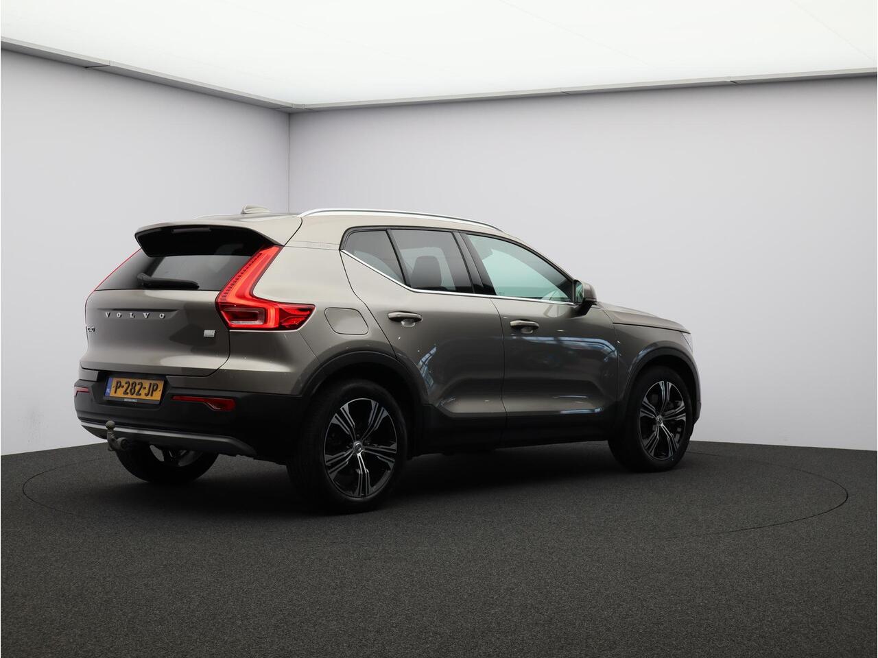 Volvo XC40 T4 Recharge Inscription / Trekhaak / Adapt. cruise / Stoel+stuurwielverwarming / Privacy glass