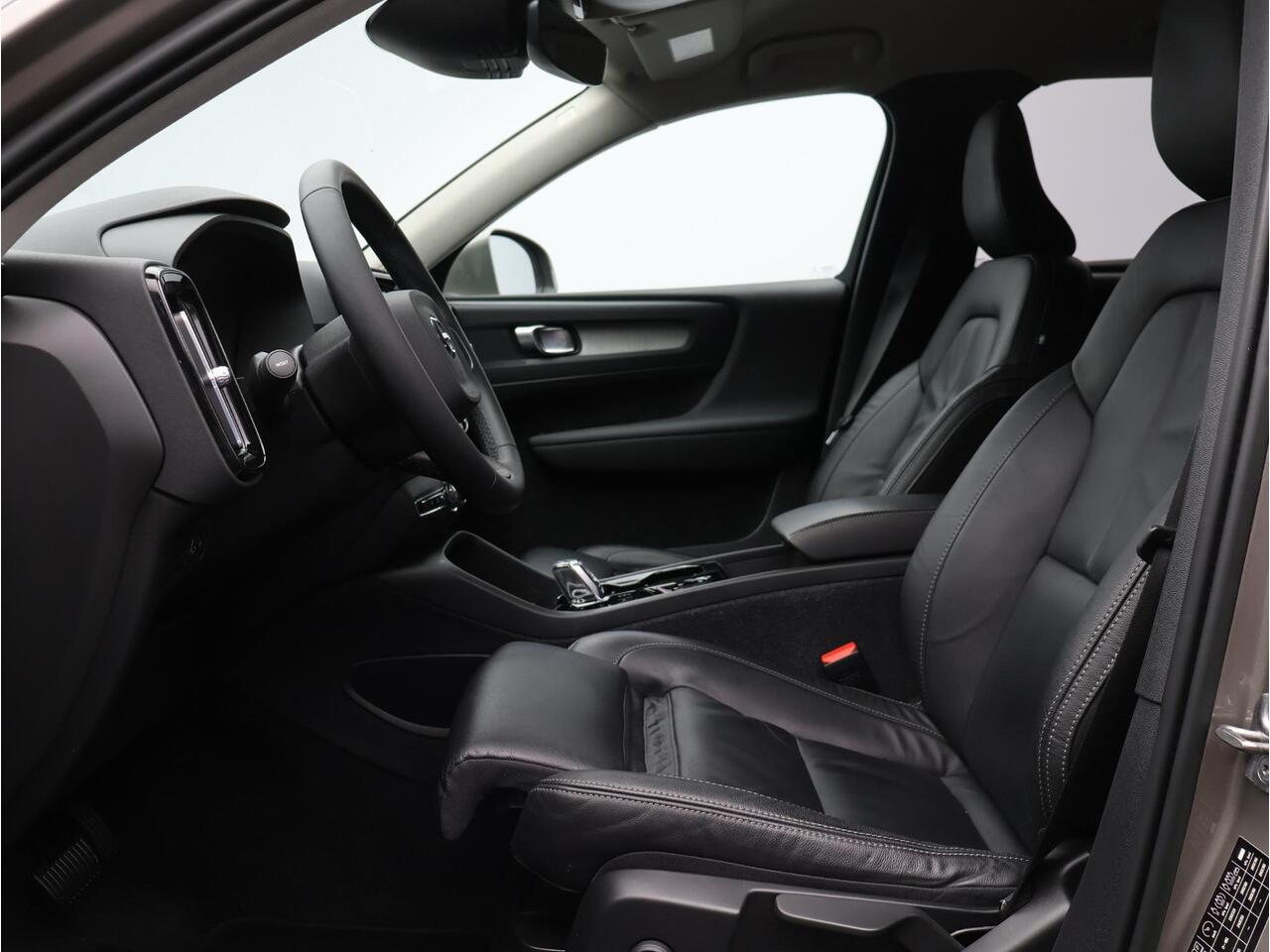 Volvo XC40 T4 Recharge Inscription / Trekhaak / Adapt. cruise / Stoel+stuurwielverwarming / Privacy glass