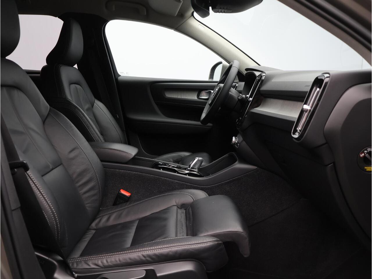 Volvo XC40 T4 Recharge Inscription / Trekhaak / Adapt. cruise / Stoel+stuurwielverwarming / Privacy glass