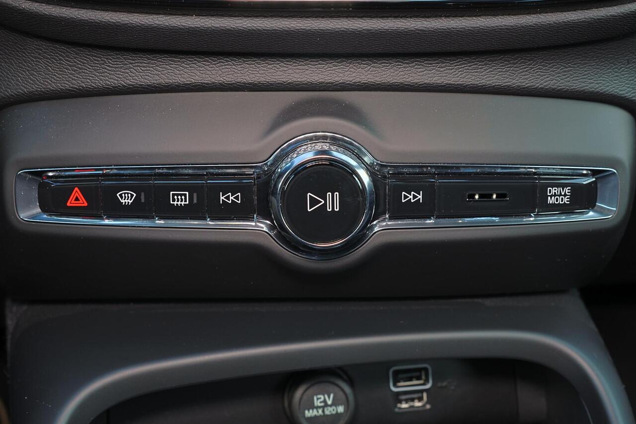 Volvo XC40 B4 211pk Inscription - Intellisafe Assist/Surround - Lederen bekleding - Verwarmbare voorstoelen - Verwarmbaar stuurwiel - Elektrisch bedienbare voorstoelen - 360 graden camera - Elektrisch bedienbare achterklep - Noodreservewiel