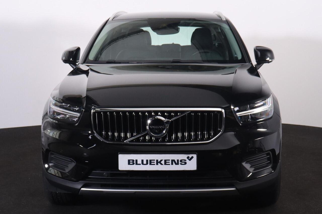Volvo XC40 B4 211pk Inscription - Intellisafe Assist/Surround - Lederen bekleding - Verwarmbare voorstoelen - Verwarmbaar stuurwiel - Elektrisch bedienbare voorstoelen - 360 graden camera - Elektrisch bedienbare achterklep - Noodreservewiel