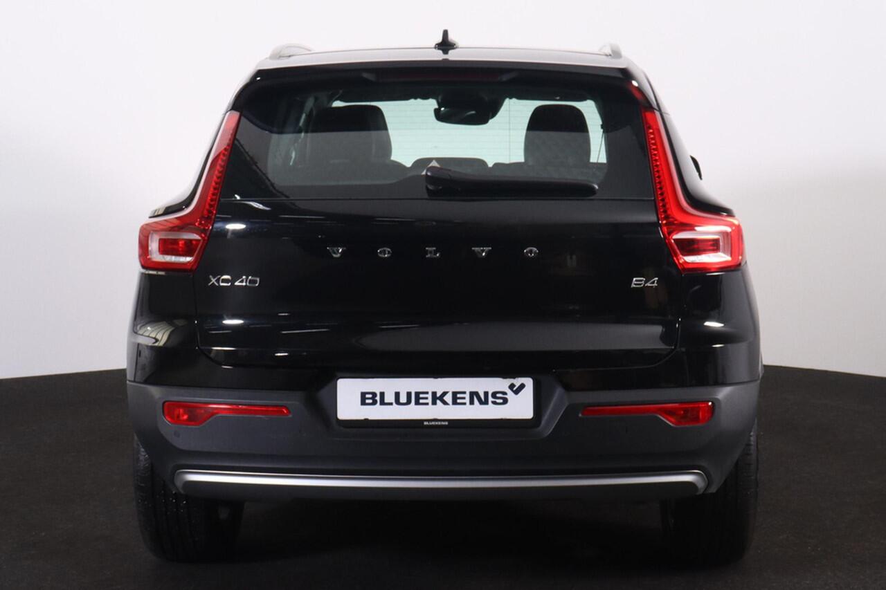 Volvo XC40 B4 211pk Inscription - Intellisafe Assist/Surround - Lederen bekleding - Verwarmbare voorstoelen - Verwarmbaar stuurwiel - Elektrisch bedienbare voorstoelen - 360 graden camera - Elektrisch bedienbare achterklep - Noodreservewiel