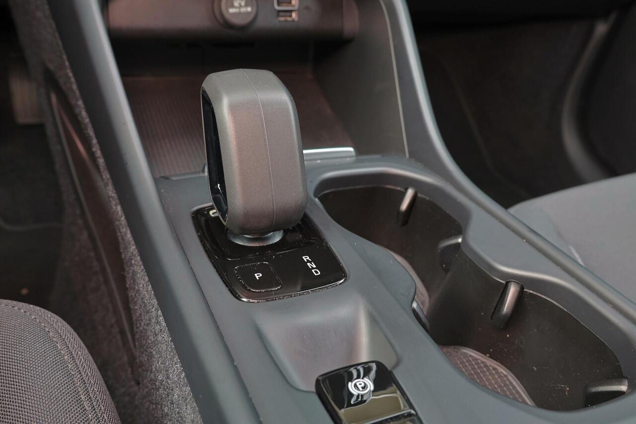 Volvo XC40 T2 Momentum - AUTOMAAT - Sensus Navigatie - LED-koplampen - Cruise Control - Climate control - Parkeersensoren achter - 19' LMV