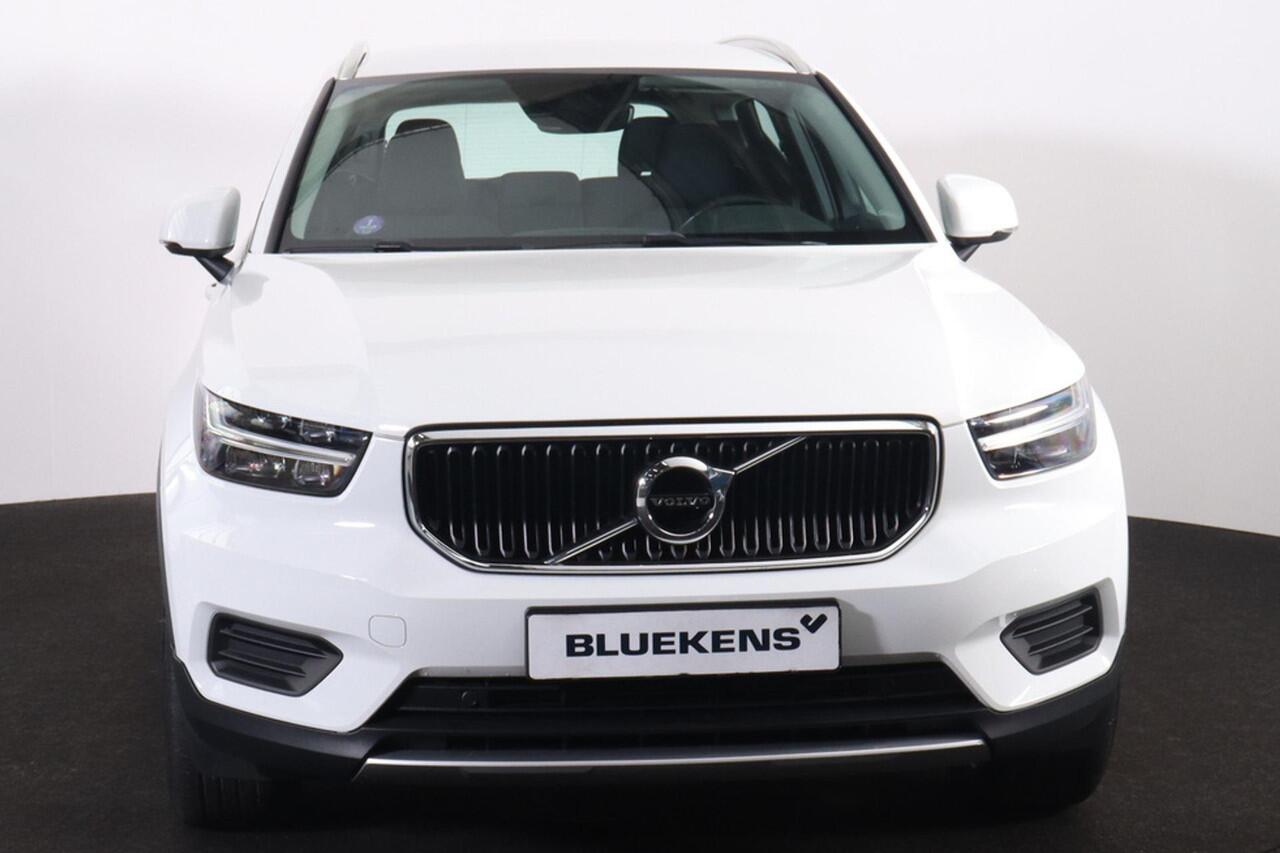 Volvo XC40 T2 Momentum - AUTOMAAT - Sensus Navigatie - LED-koplampen - Cruise Control - Climate control - Parkeersensoren achter - 19' LMV