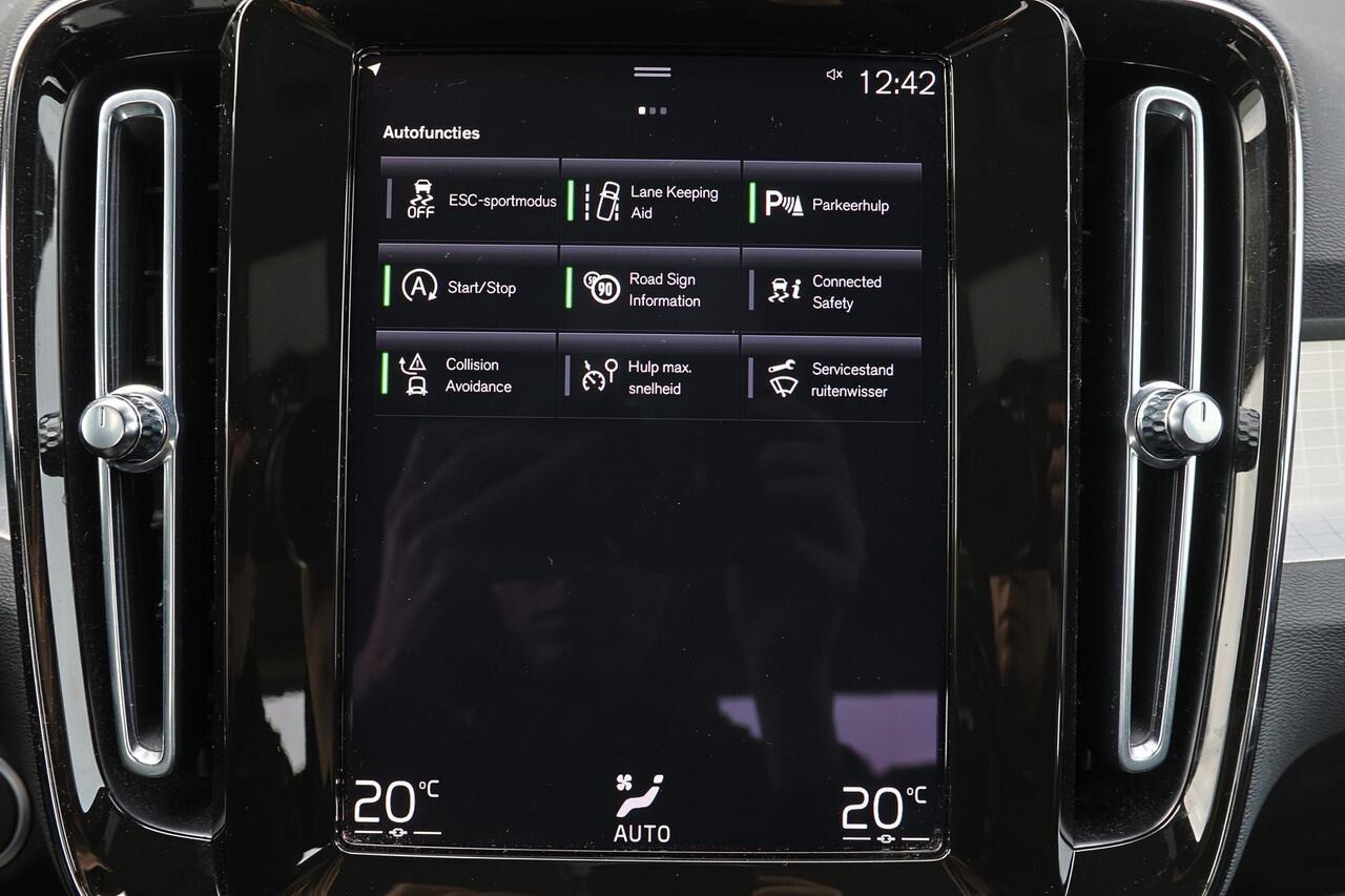 Volvo XC40 T2 Momentum - AUTOMAAT - Sensus Navigatie - LED-koplampen - Cruise Control - Climate control - Parkeersensoren achter - 19' LMV