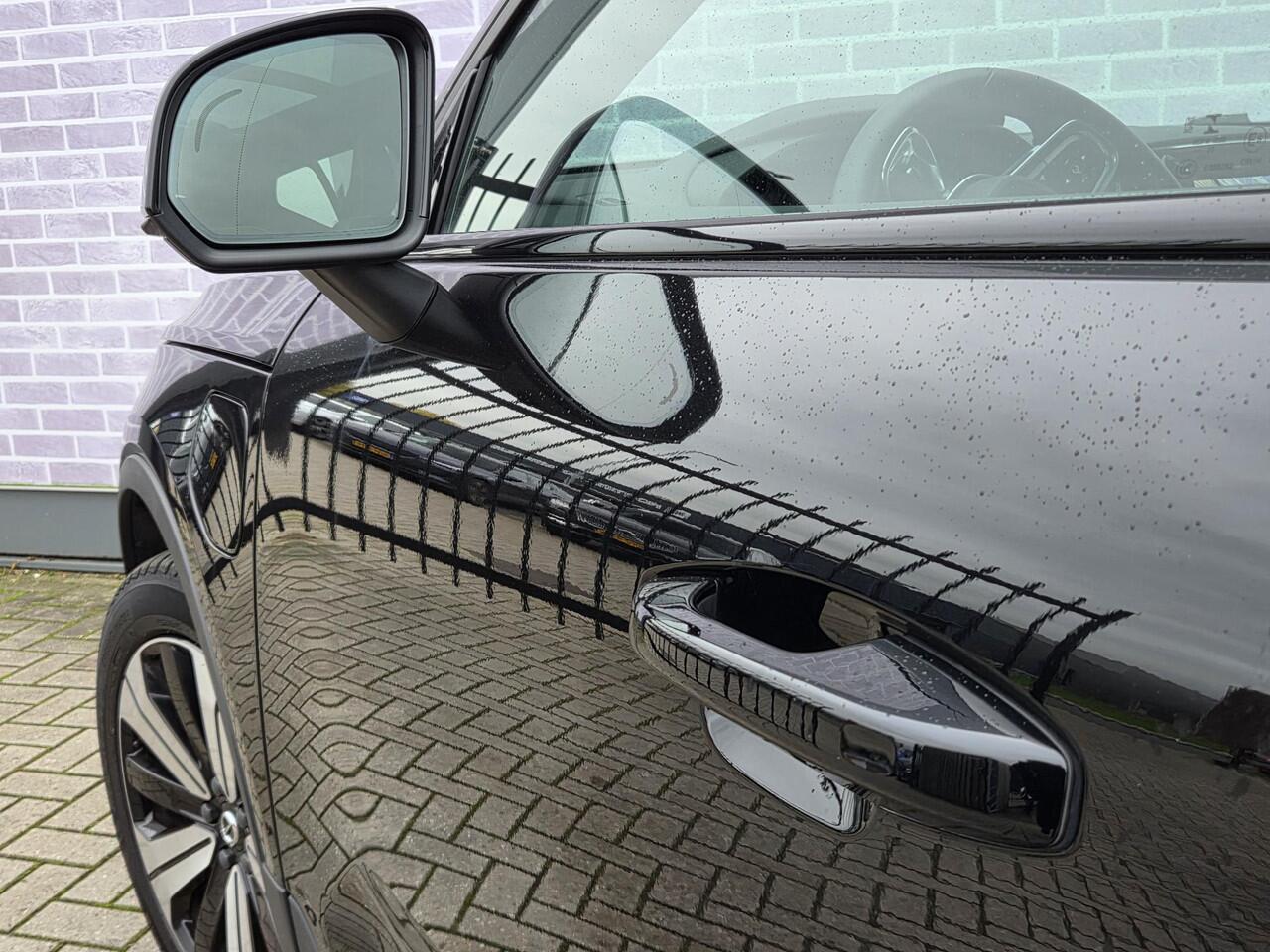 Volvo XC40 Plug-in hybrid T4 Ultimate Dark | Trekhaak | Panoramadak | 360° camera | Harman Kardon audio | Adaptive cruise control | Navigatie | Stoel- en stuurverwarming | Apple Carplay / Android Auto | Elektrische stoelverstelling |