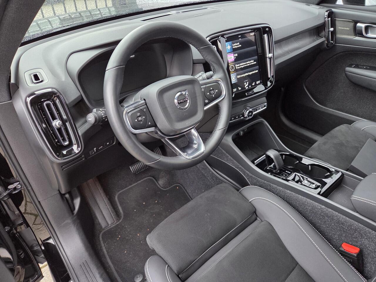 Volvo XC40 Plug-in hybrid T4 Ultimate Dark | Trekhaak | Panoramadak | 360° camera | Harman Kardon audio | Adaptive cruise control | Navigatie | Stoel- en stuurverwarming | Apple Carplay / Android Auto | Elektrische stoelverstelling |