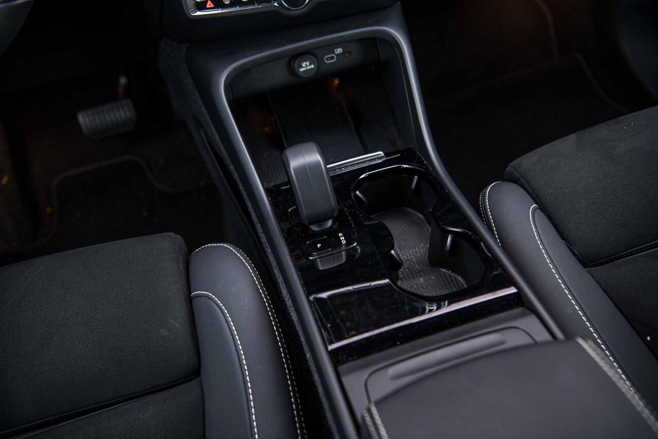 Volvo XC40 Recharge Plus 70 kWh | Adaptieve cruise control | Stoel- en stuurverwarming | Nubuck Interieur | Warmtepomp | 20 inch velgen | Camera |