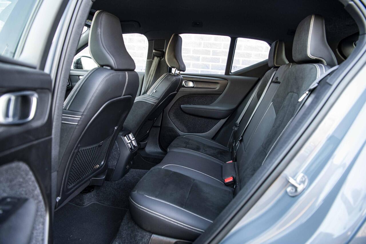 Volvo XC40 Recharge Plus 70 kWh | Adaptieve cruise control | Stoel- en stuurverwarming | Nubuck Interieur | Warmtepomp | 20 inch velgen | Camera |