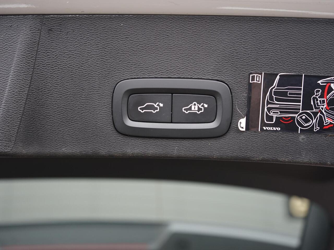 Volvo XC40 1.5 T4 Recharge R-Design Dealeronderh. / Achteruitrijcamera / Elektr. voorstoelen / PDC voor en achter / Draadloos laden / Verwarmde voorruit